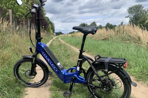 Elektryczny rower składany Flip poradzi sobie w lekkim terenie